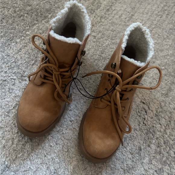 Cliffs by WHITE MOUNTAIN Tan Winter Boots - Picture 1 of 4